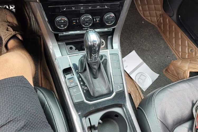 Used Volkswagen Passat 2016 330TSI DSG Luxury Edition Gear Lever