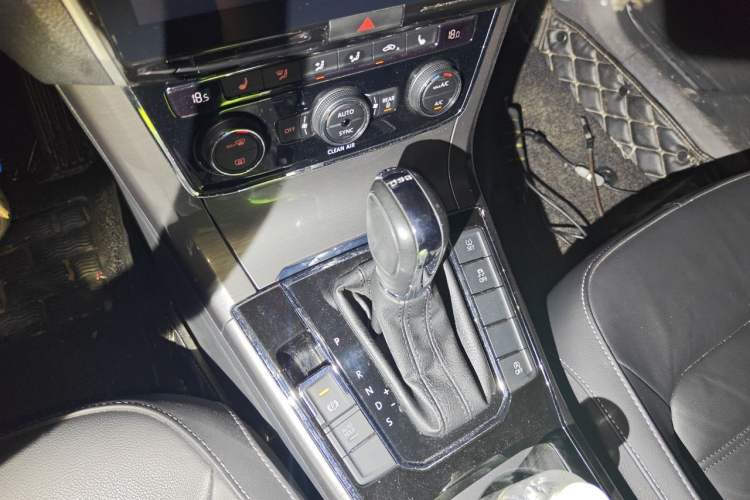 Used Volkswagen Passat 2016 330TSI DSG Luxury Edition Gear Lever