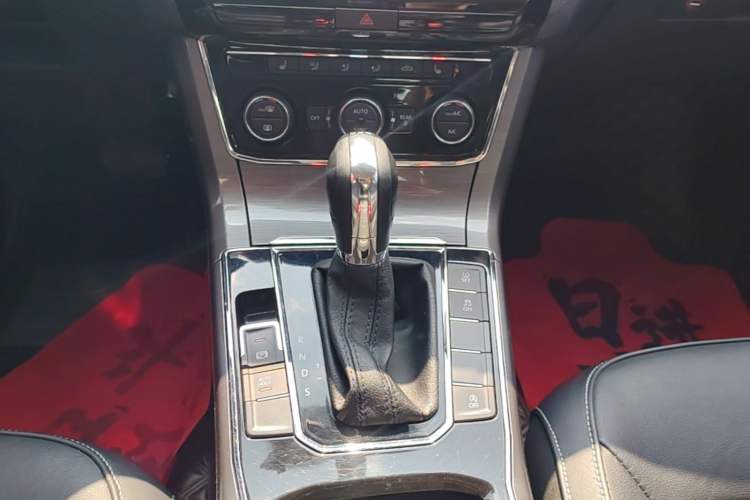 Used Volkswagen Passat 2016 330TSI DSG Luxury Edition Gear Lever