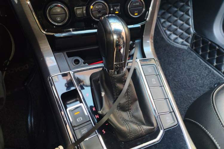 Used Volkswagen Passat 2016 330TSI DSG Luxury Edition Gear Lever
