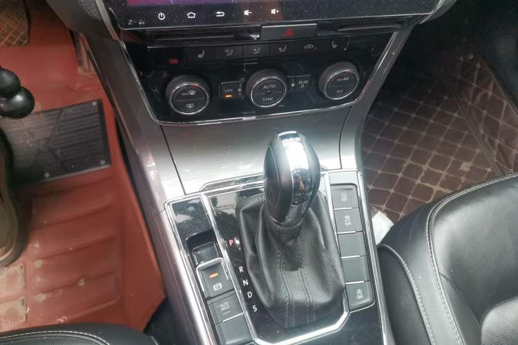 Used Volkswagen Passat 2016 330TSI DSG Luxury Edition Gear Lever