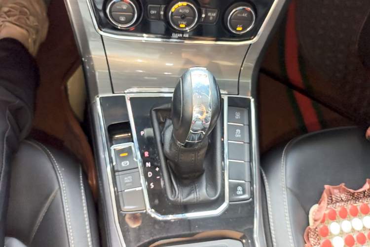 Used Volkswagen Passat 2016 330TSI DSG Luxury Edition Gear Lever