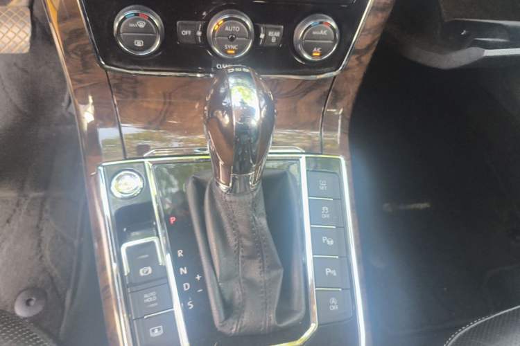 Used Volkswagen Passat 2016 380TSI DSG Ultimate Edition Gear Lever