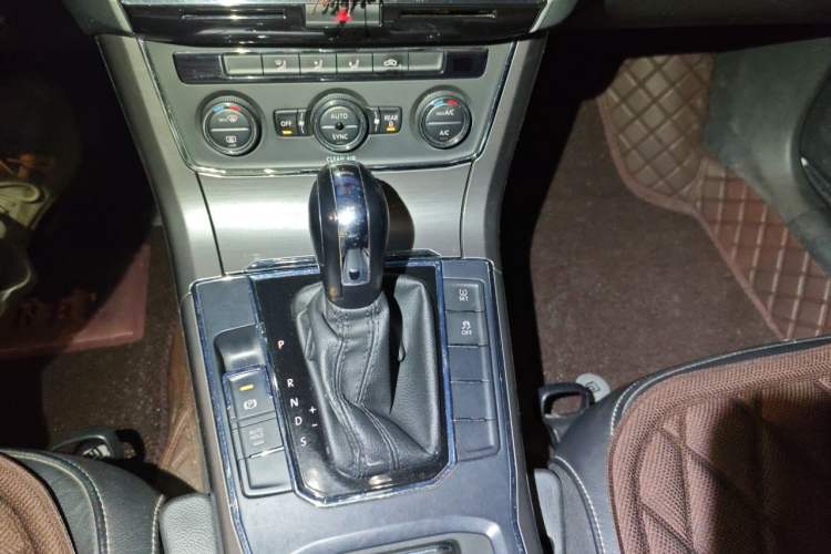 Used Volkswagen Passat 2016 330TSI DSG Luxury Edition Gear Lever