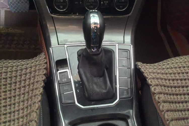 Used Volkswagen Passat 2016 330TSI DSG Luxury Edition Gear Lever