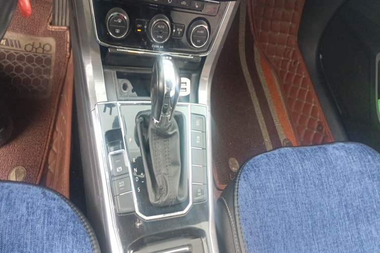 Used Volkswagen Passat 2016 330TSI DSG Luxury Edition Gear Lever