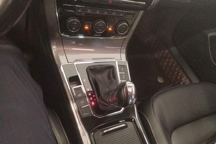 Used Volkswagen Passat 2016 330TSI DSG Luxury Edition Gear Lever