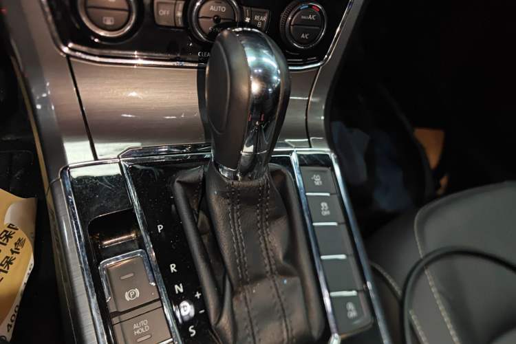 Used Volkswagen Passat 2016 330TSI DSG Luxury Edition Gear Lever