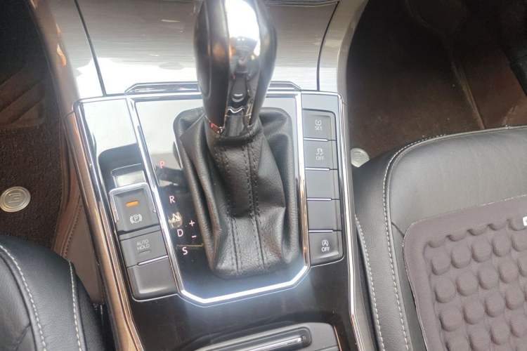 Used Volkswagen Passat 2016 330TSI DSG Luxury Edition Gear Lever