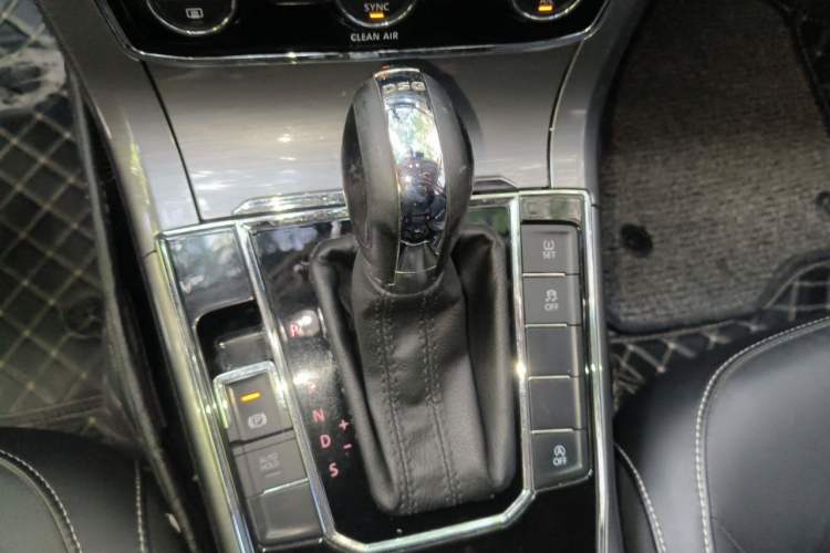Used Volkswagen Passat 2016 330TSI DSG Luxury Edition Gear Lever