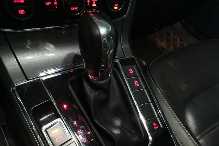 Used Volkswagen Passat 2016 330TSI DSG Luxury Edition Gear Lever