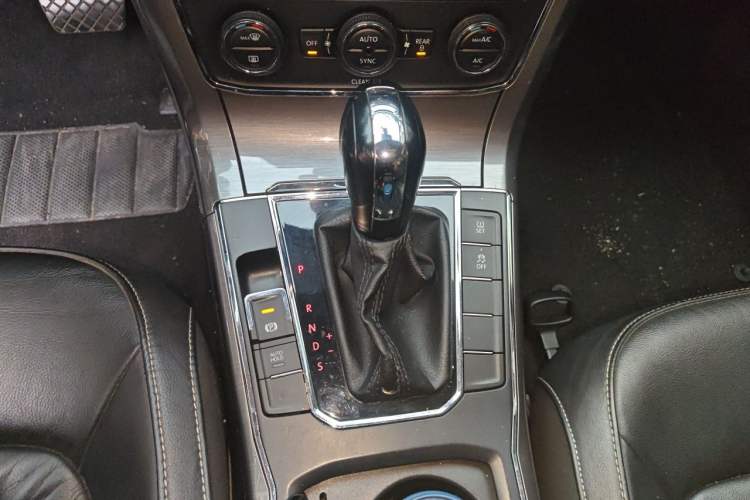 Used Volkswagen Passat 2016 330TSI DSG Luxury Edition Gear Lever
