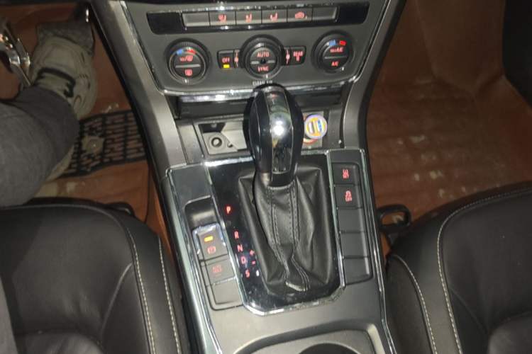 Used Volkswagen Passat 2016 330TSI DSG Luxury Edition Gear Lever