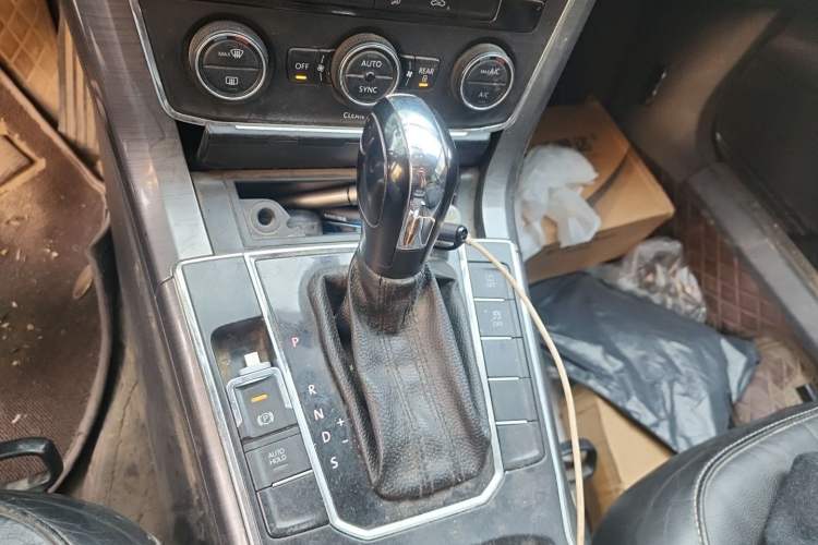 Used Volkswagen Passat 2016 330TSI DSG Luxury Edition Gear Lever