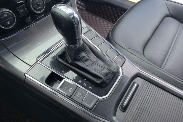 Used Volkswagen Passat 2016 330TSI DSG Luxury Edition Gear Lever