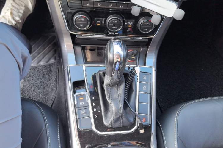 Used Volkswagen Passat 2016 330TSI DSG Luxury Edition Gear Lever