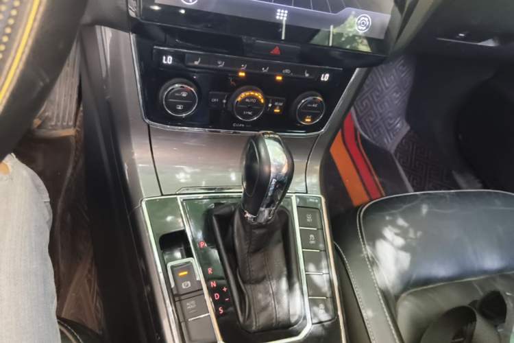 Used Volkswagen Passat 2016 330TSI DSG Luxury Edition Gear Lever