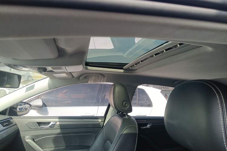 Used Volkswagen Passat 2016 330TSI DSG Luxury Edition Headliner