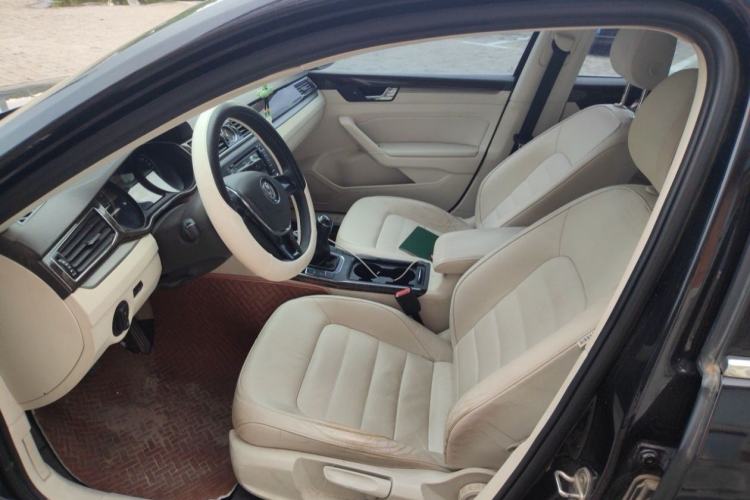 Used Volkswagen Passat 2016 280TSI Manual Luxury Edition Interior 1