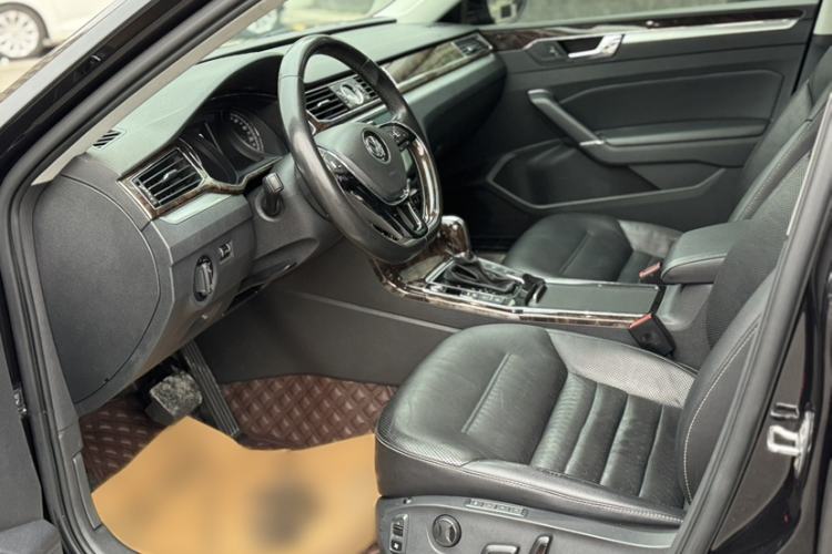 Used Volkswagen Passat 2016 380TSI DSG Ultimate Edition Interior 2