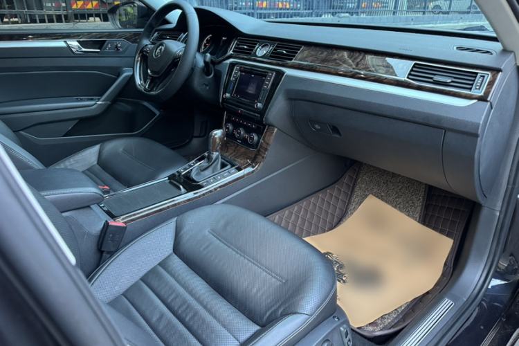 Used Volkswagen Passat 2016 380TSI DSG Ultimate Edition Interior 3