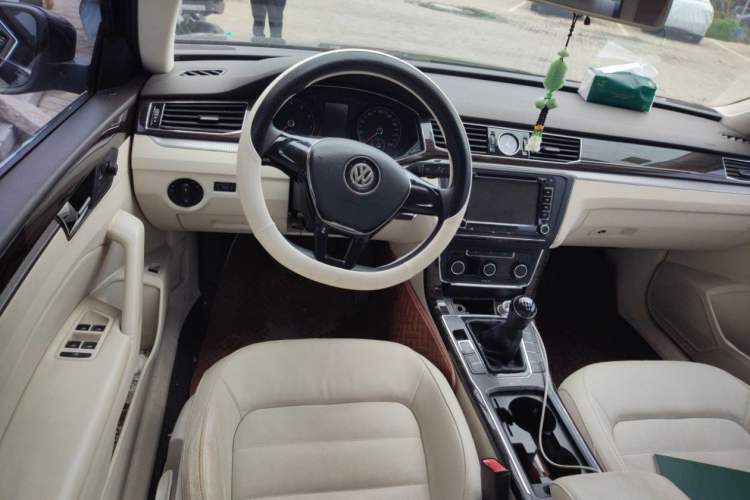 Used Volkswagen Passat 2016 280TSI Manual Luxury Edition Interior 3