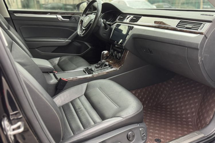 Used Volkswagen Passat 2016 380TSI DSG Ultimate Edition Interior 3