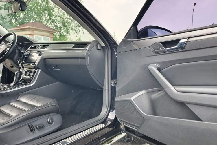 Used Volkswagen Passat 2016 330TSI DSG Luxury Edition Interior 4