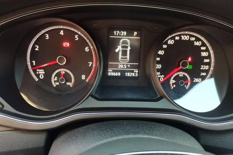 Used Volkswagen Passat 2016 330TSI DSG Luxury Edition Odometer Close Up