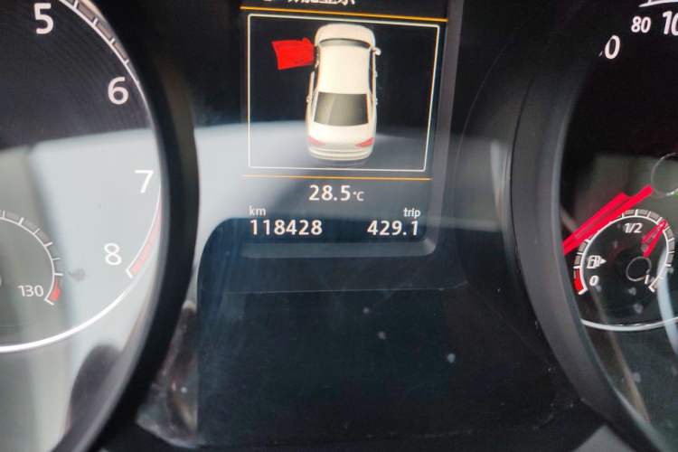 Used Volkswagen Passat 2016 330TSI DSG Prestige Edition Odometer Close Up