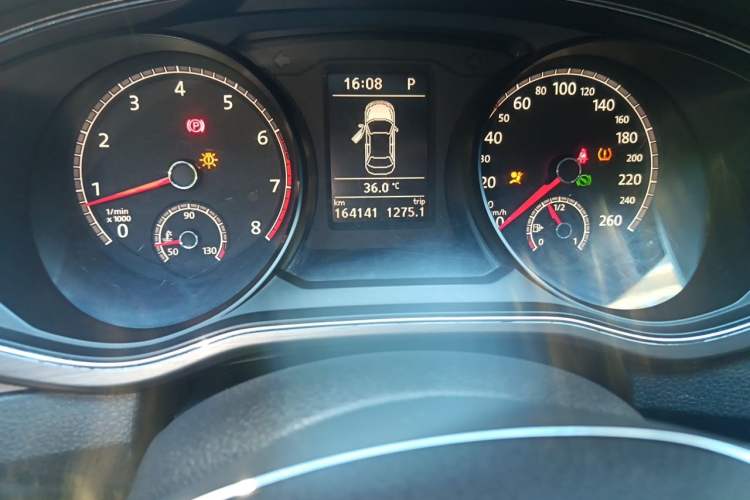 Used Volkswagen Passat 2016 330TSI DSG Luxury Edition Odometer Close Up