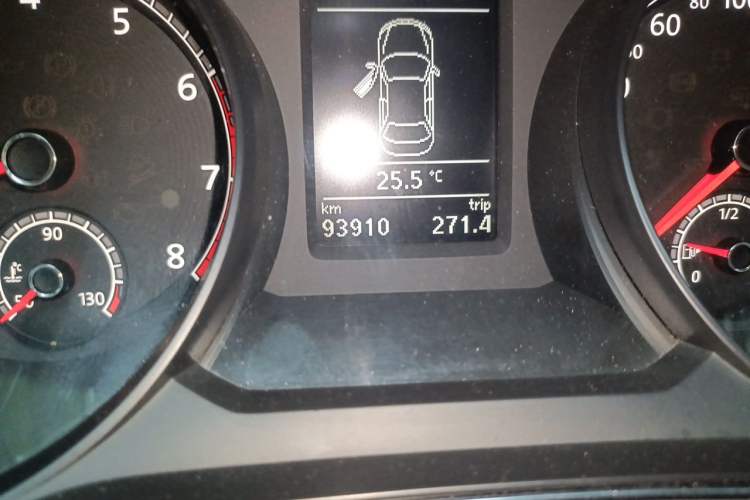 Used Volkswagen Passat 2016 330TSI DSG Luxury Edition Odometer Close Up