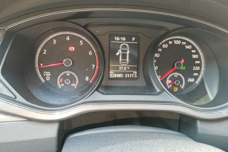 Used Volkswagen Passat 2016 330TSI DSG Luxury Edition Odometer Close Up