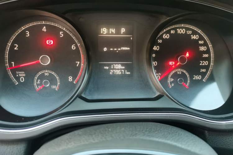 Used Volkswagen Passat 2016 330TSI DSG Luxury Edition Odometer Close Up