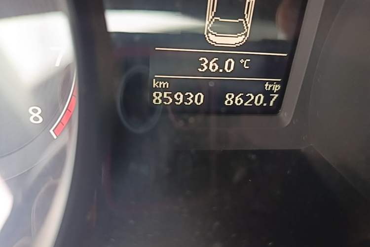 Used Volkswagen Passat 2016 330TSI DSG Luxury Edition Odometer Close Up