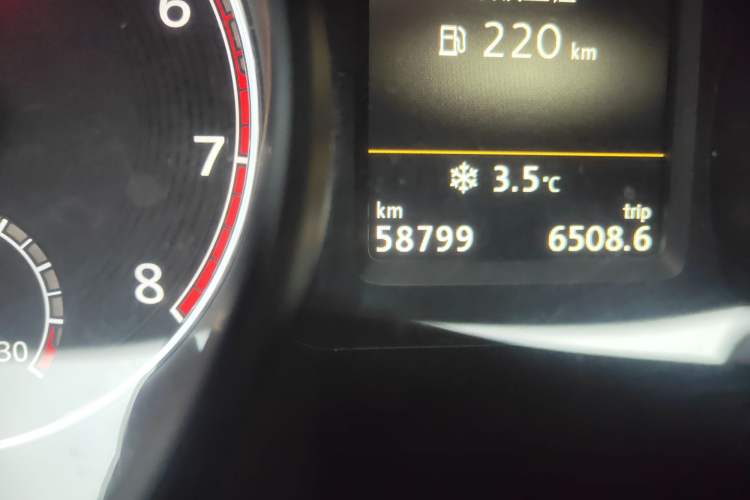 Used Volkswagen Passat 2016 330TSI DSG Luxury Edition Odometer Close Up