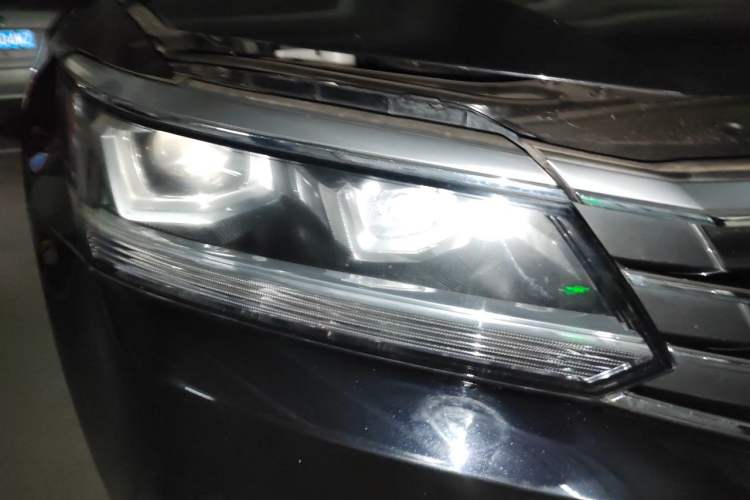 Used Volkswagen Passat 2016 1.8T Government Procurement Version (CEA Engine + 6AT) Right Front Headlight