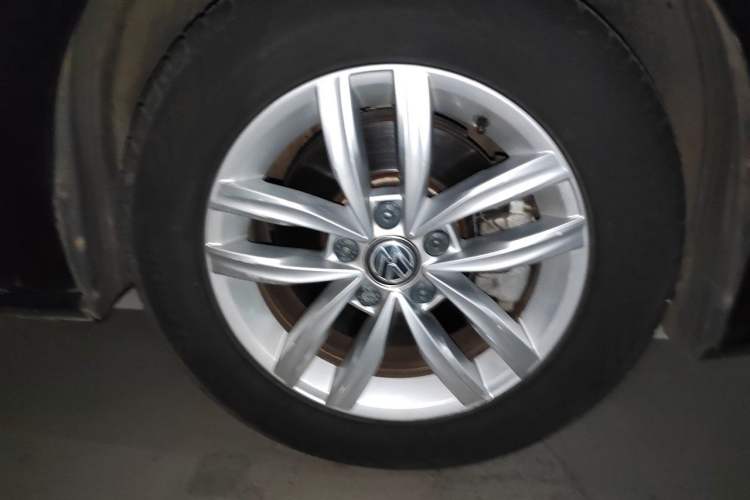 Used Volkswagen Passat 2016 1.8T Government Procurement Version (CEA Engine + 6AT) Right Front Wheel Hub