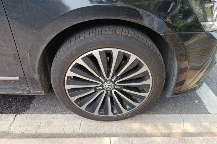 Used Volkswagen Passat 2016 330TSI DSG Prestige Edition Right Front Wheel Hub