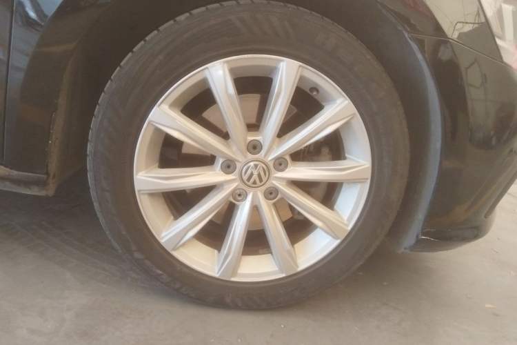 Used Volkswagen Passat 2016 330TSI DSG Luxury Edition Right Front Wheel Hub