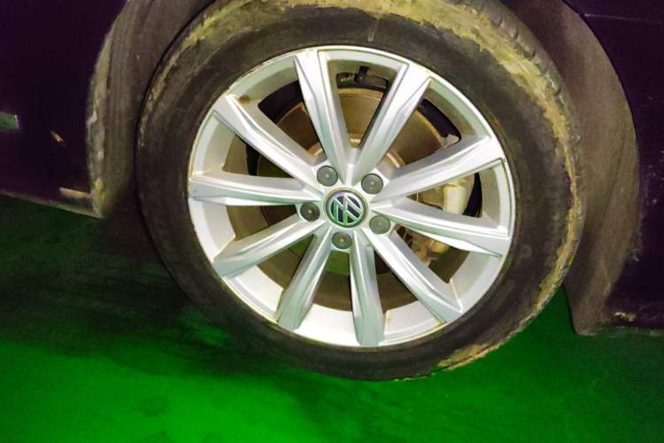 Used Volkswagen Passat 2016 330TSI DSG Luxury Edition Right Front Wheel Hub