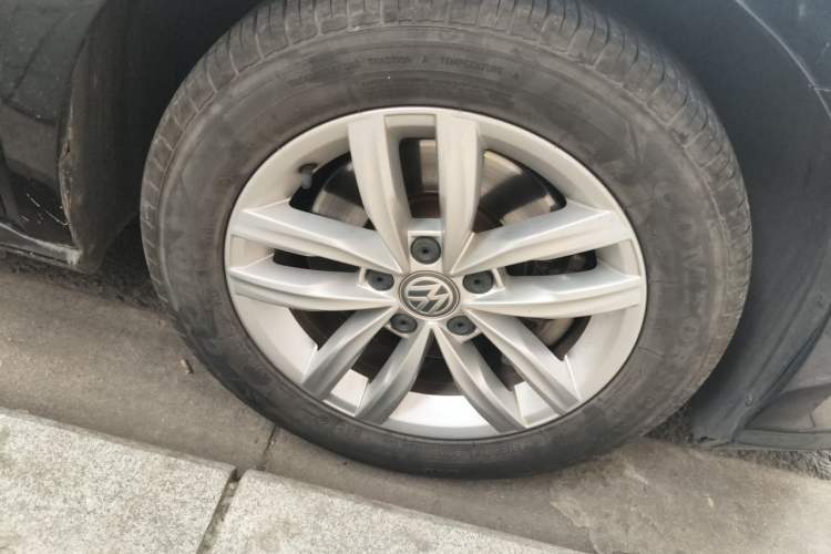 Used Volkswagen Passat 2016 330TSI DSG Luxury Edition Right Front Wheel Hub