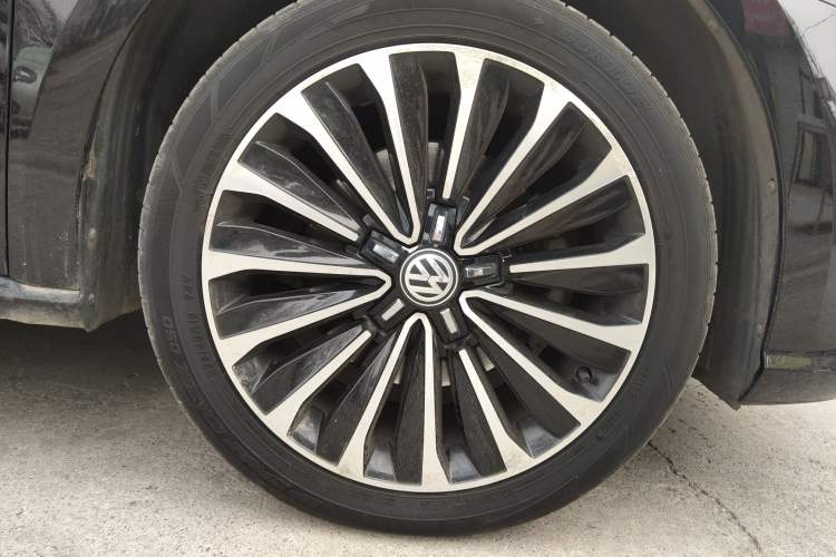 Used Volkswagen Passat 2016 330TSI DSG Prestige Edition Right Front Wheel Hub