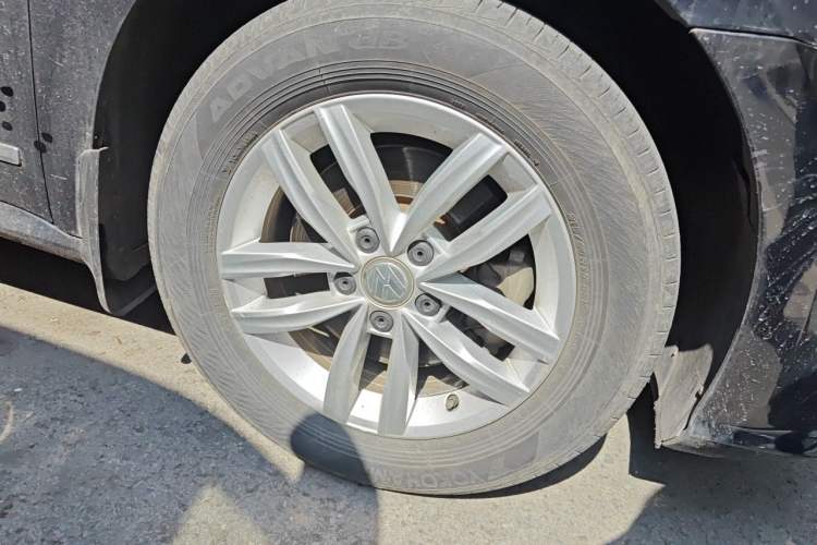 Used Volkswagen Passat 2016 280TSI Manual Luxury Edition Right Front Wheel Hub