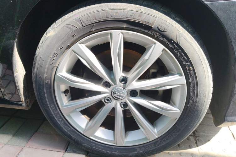 Used Volkswagen Passat 2016 330TSI DSG Luxury Edition Right Front Wheel Hub