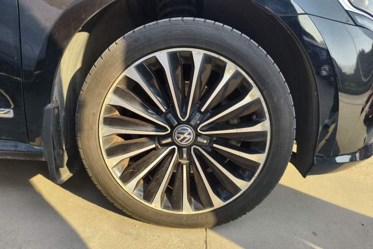 Used Volkswagen Passat 2016 380TSI DSG Ultimate Edition Right Front Wheel Hub