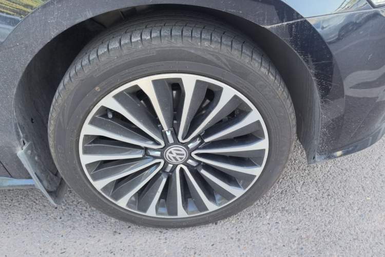 Used Volkswagen Passat 2016 330TSI DSG Prestige Edition Right Front Wheel Hub