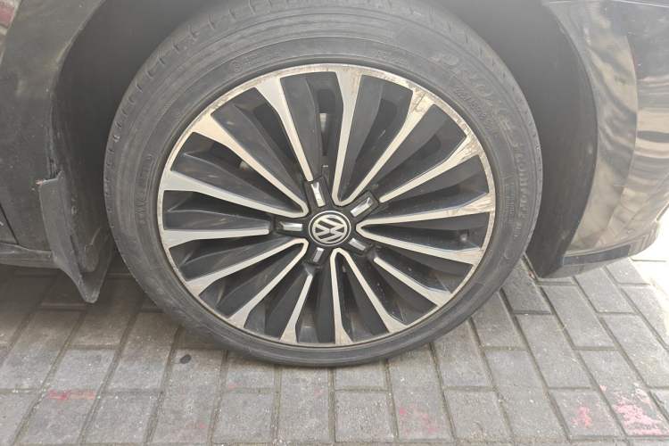 Used Volkswagen Passat 2016 330TSI DSG Prestige Edition Right Front Wheel Hub