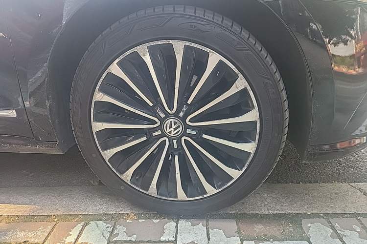 Used Volkswagen Passat 2016 330TSI DSG Prestige Edition Right Front Wheel Hub