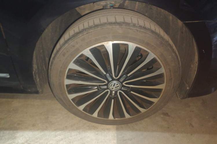 Used Volkswagen Passat 2016 380TSI DSG Prestige Edition Right Front Wheel Hub